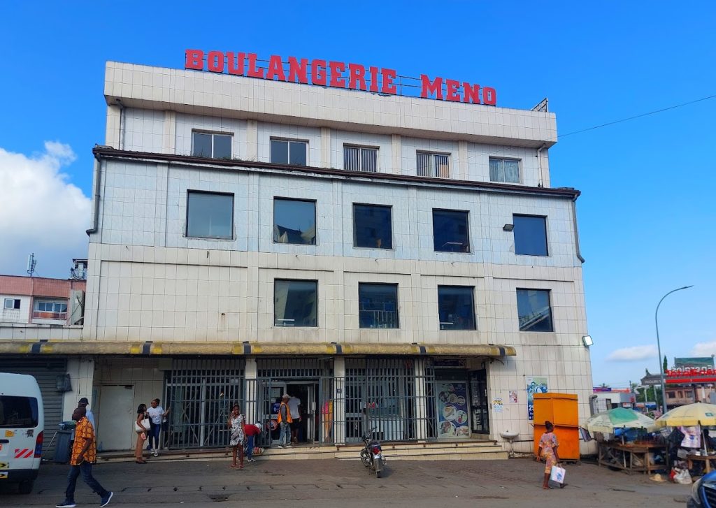 Meno Bakery, Rond point Deido